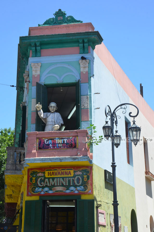 Statue du pape François