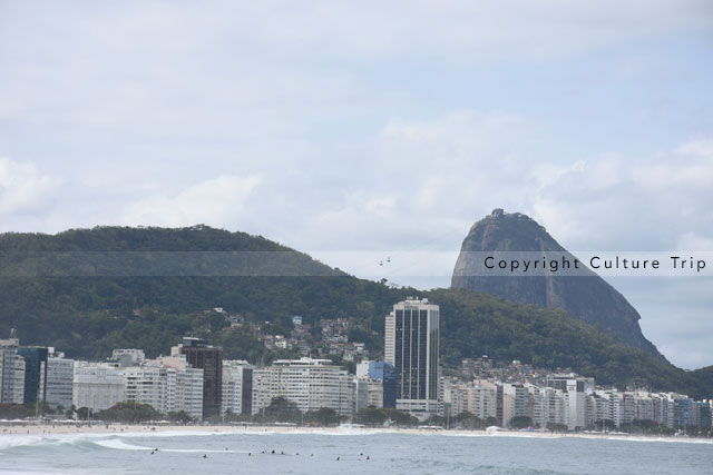 Vue sur le Pain de Sucre depuis la plage de Copacabana.