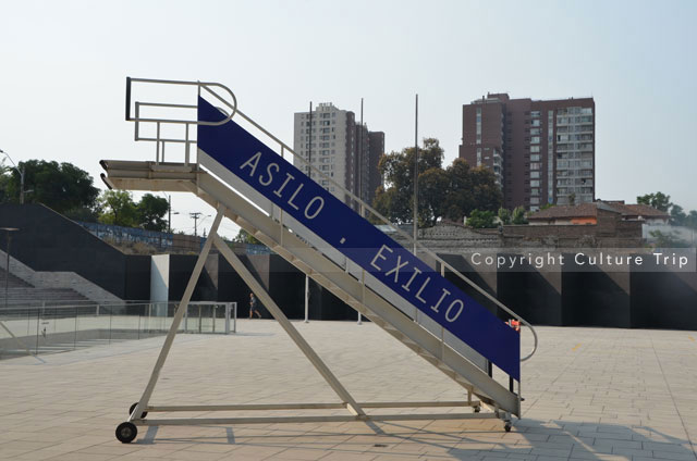 Passerelle d'avion symbolisant l'exil des Chiliens