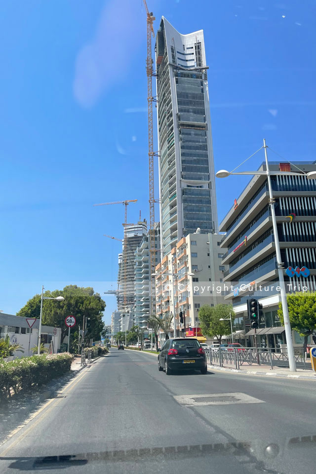 Avenue de Limassol le long de la mer