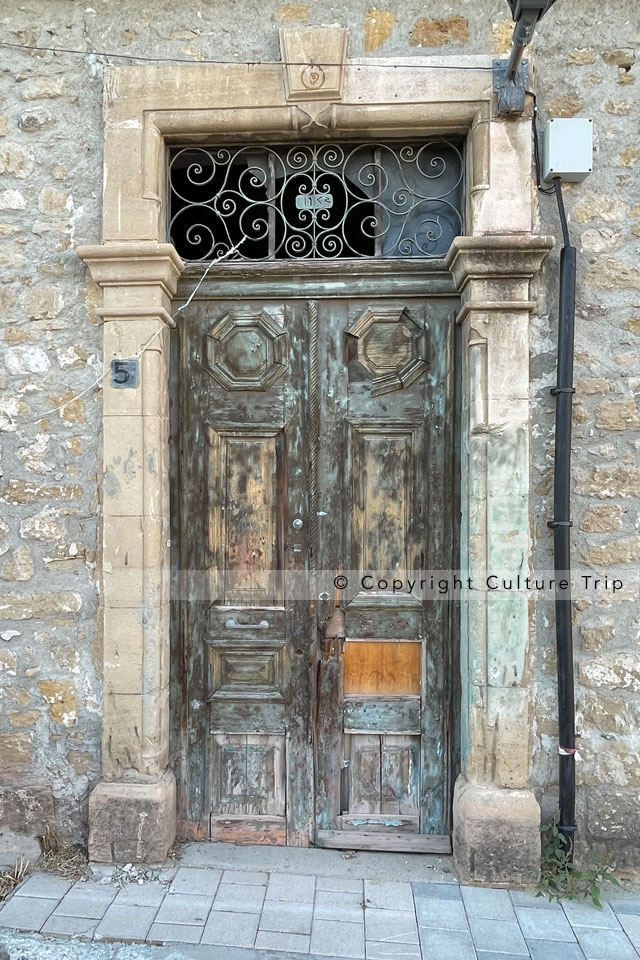 Porte d'une maison traditionnelle dans la vieille ville