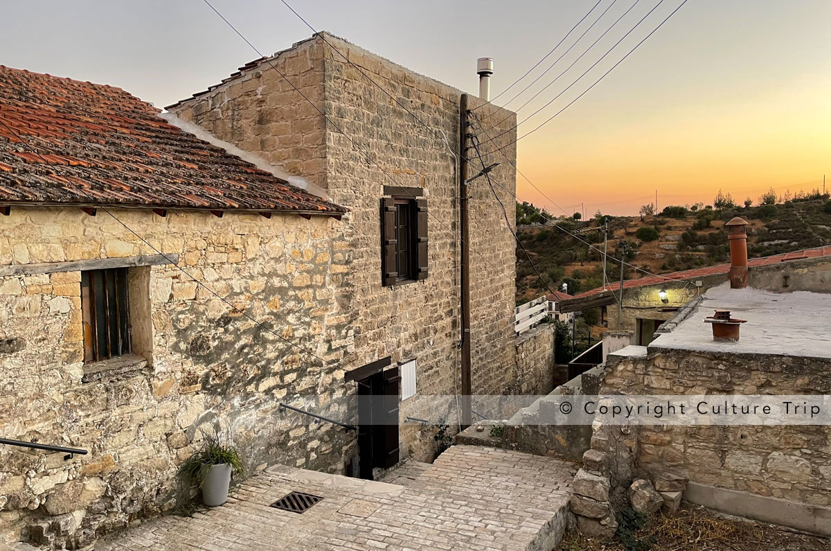 Coucher de soleil sur les maisons de Vouni