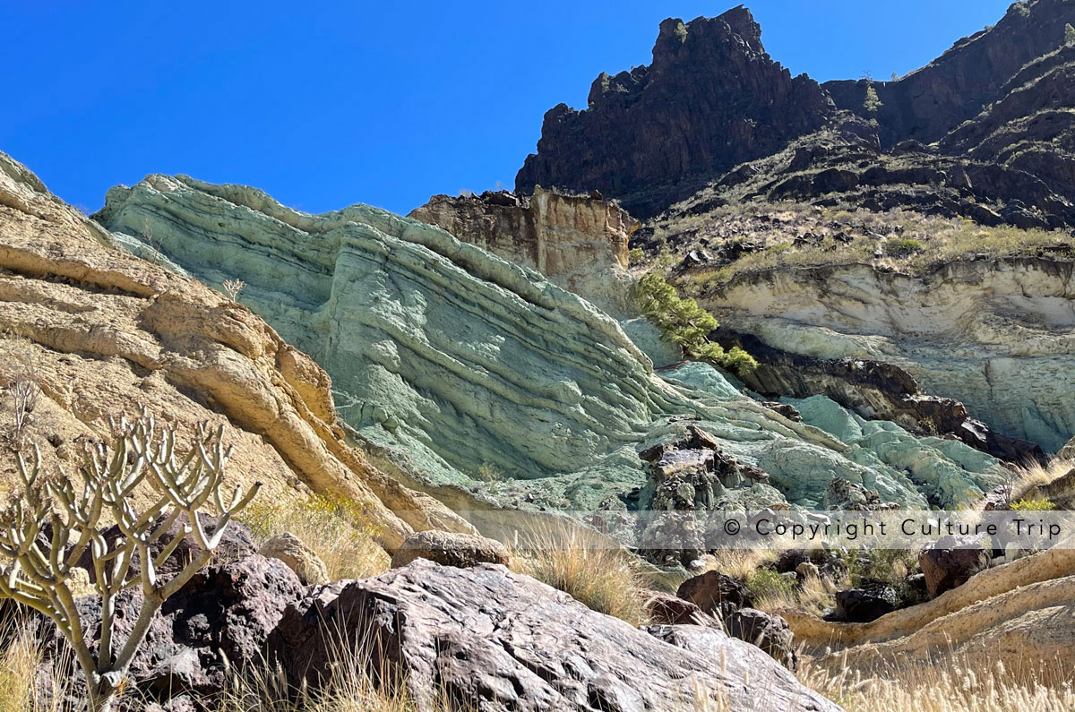 La montagne et ses roches colorées