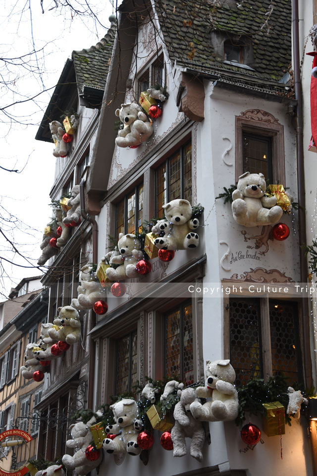 Maison décorée d'ours en peluche à Noël