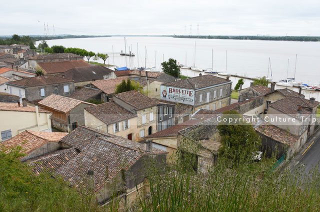 La ville basse de Bourg près de la Gironde