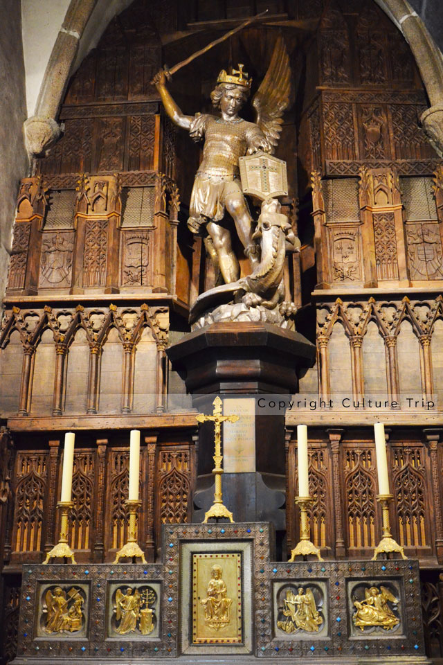Copie en argent de la statue de Saint-Michel