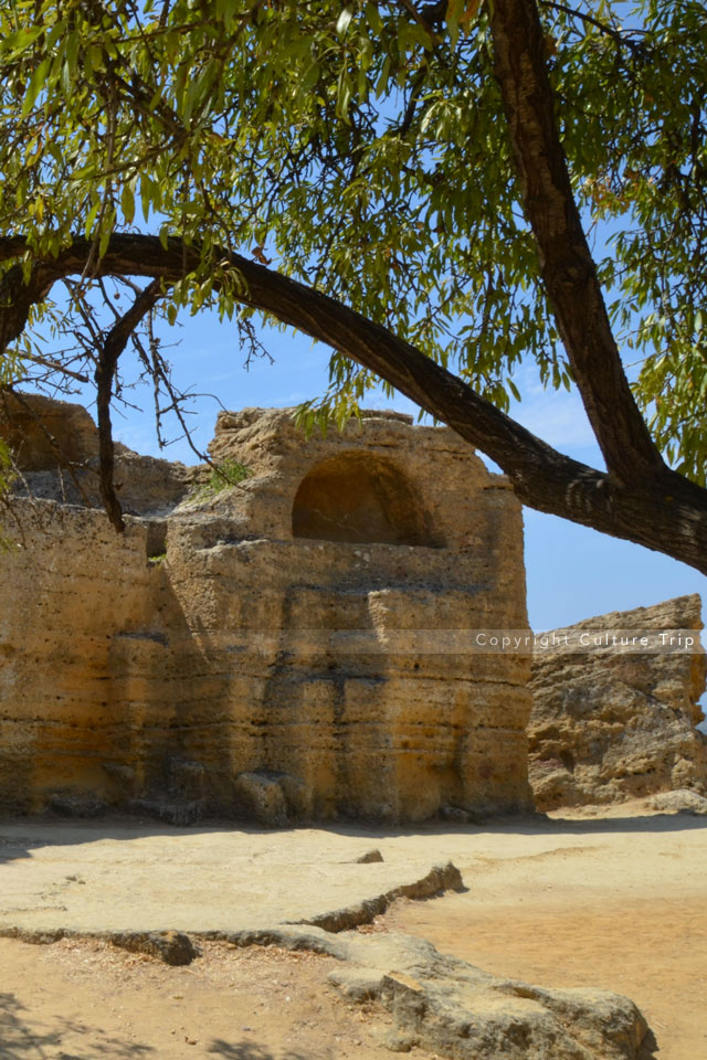 Tombes creusées dans les remparts