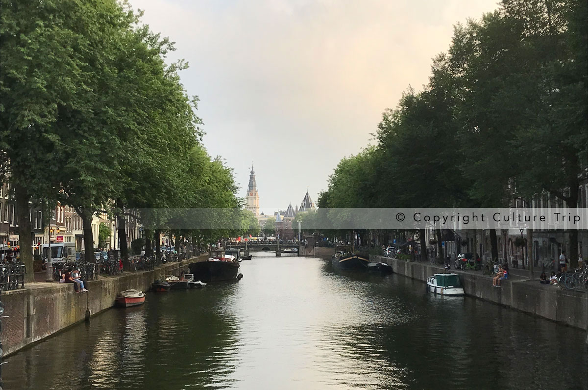 Le canal du Geldersekade dans le quartier chinois