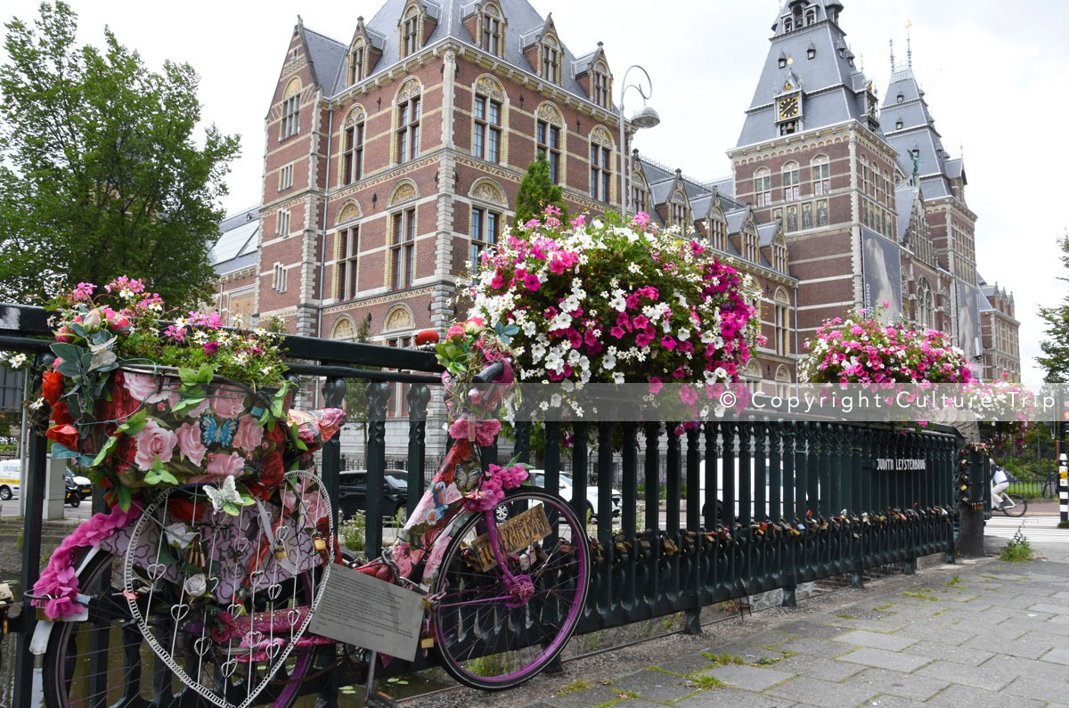 Vélo fleuri près du musée Rijksmuseum.