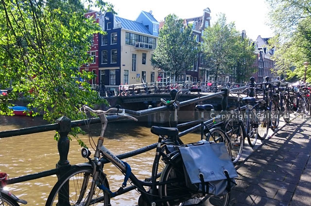 Des vélos cadenassés aux ponts