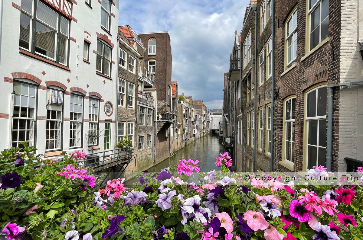 Canal dans le centre-ville de Dordrecht