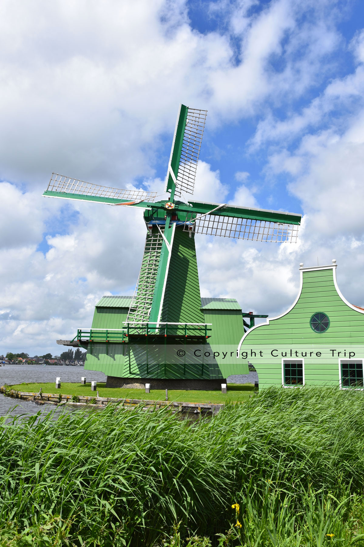 Un moulin aux couleurs éclatantes à Zaanse Schans
