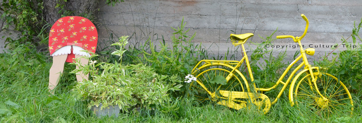 Décoration de jardin avec un vélo peint