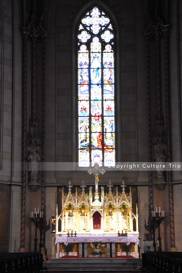 Le maître-autel de style néo-gothique