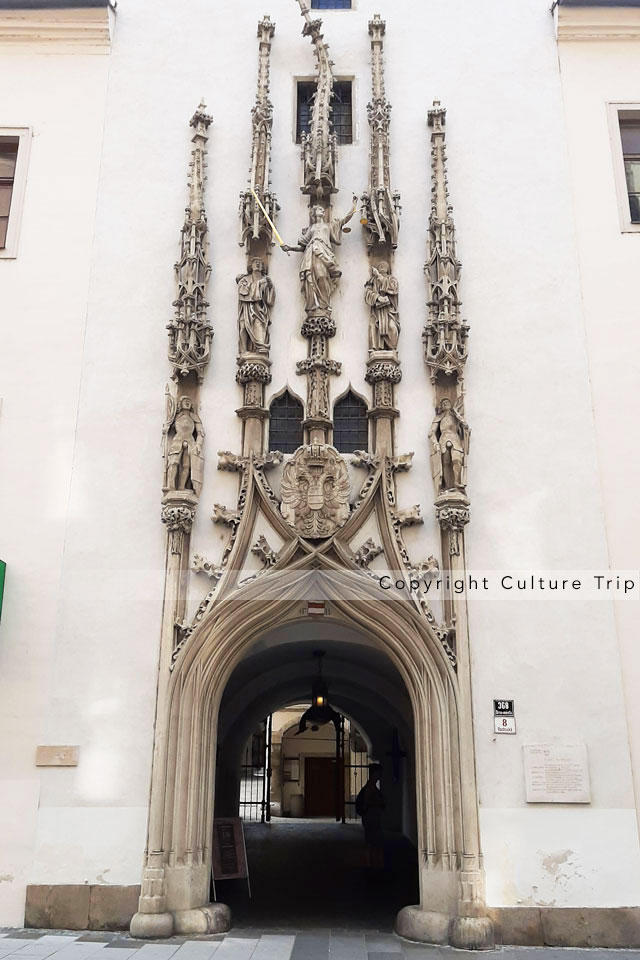 Le portail gothique de l'ancien hôtel de ville