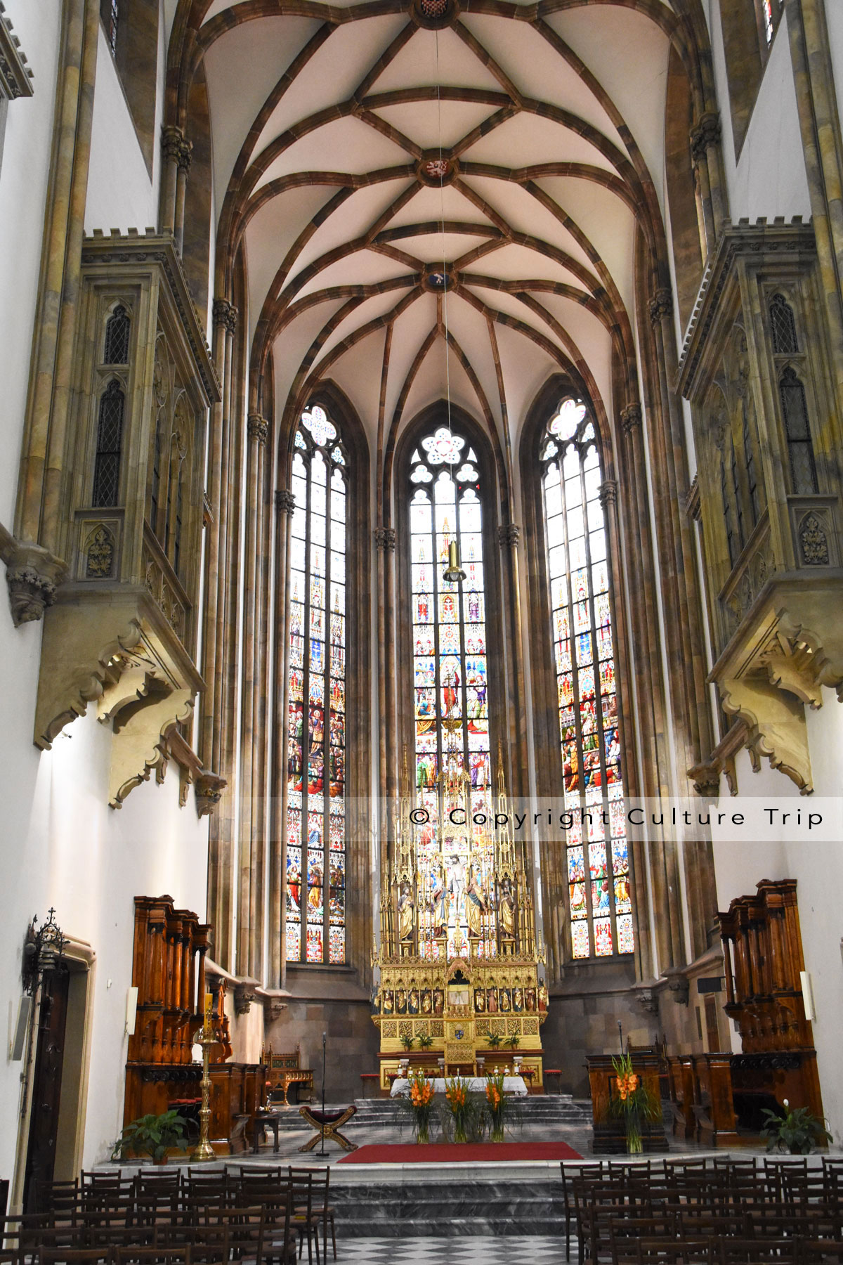 Les très hauts vitraux situés derrière l’autel