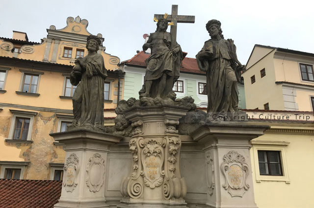 Groupe sculpté représentant le Christ entouré de saint Côme et de saint Damien