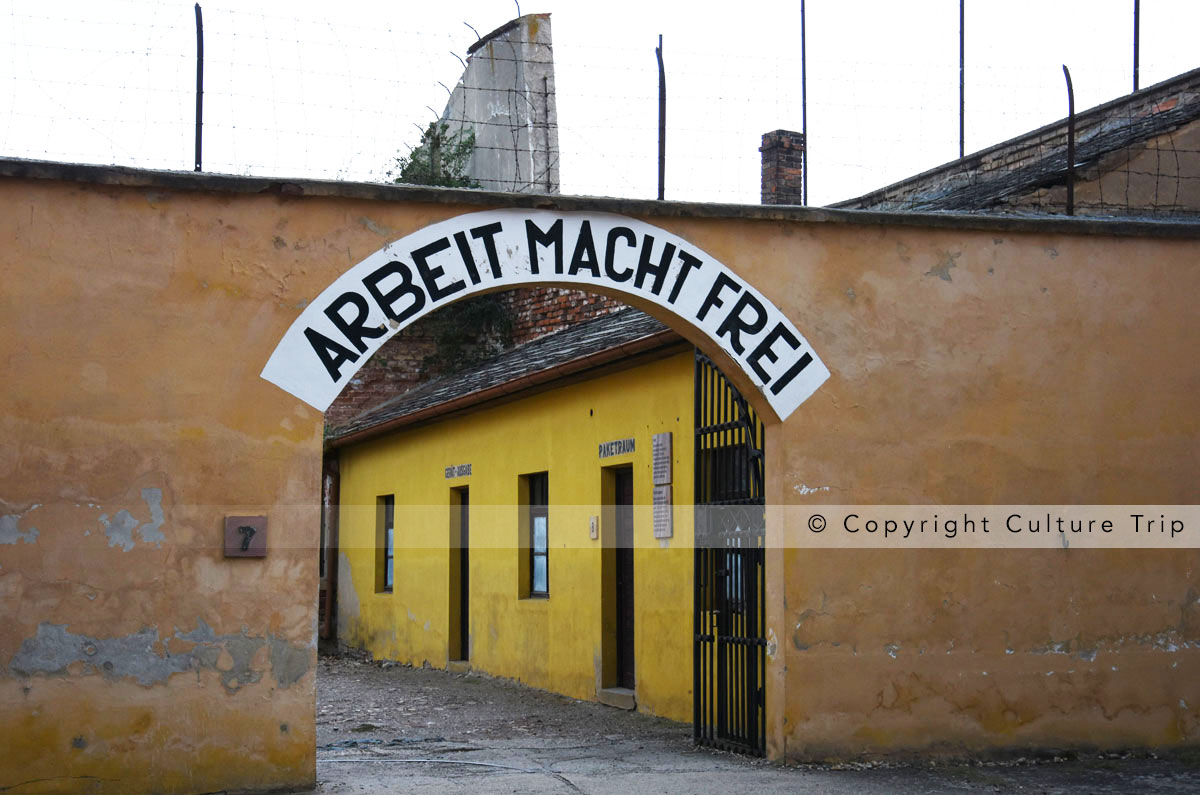  Une porte surmontée de l’inscription Arbeit macht frei