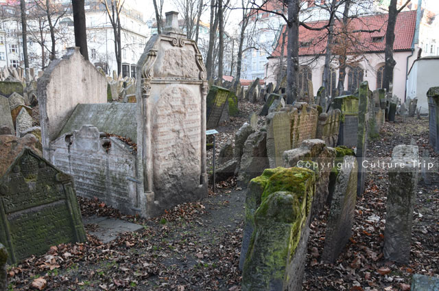 Sarcophage dans le vieux cimetière juif